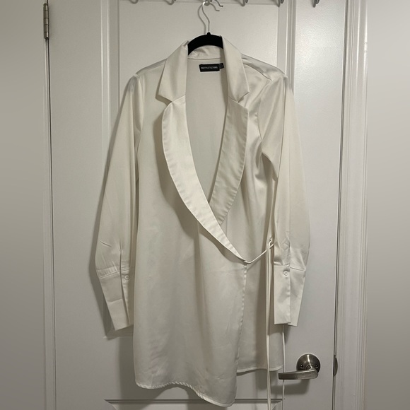 Pretty Little Thing White Satin Tie Detail Shift Blazer Dress - Picture 5 of 5